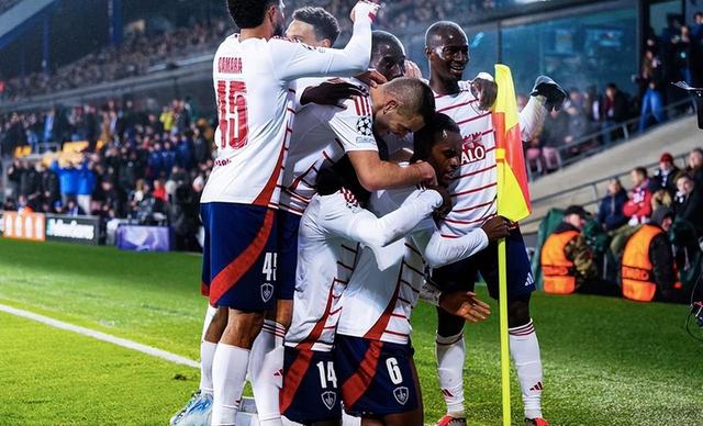 欧洲足球顶级联赛球员争相角逐赛场风采