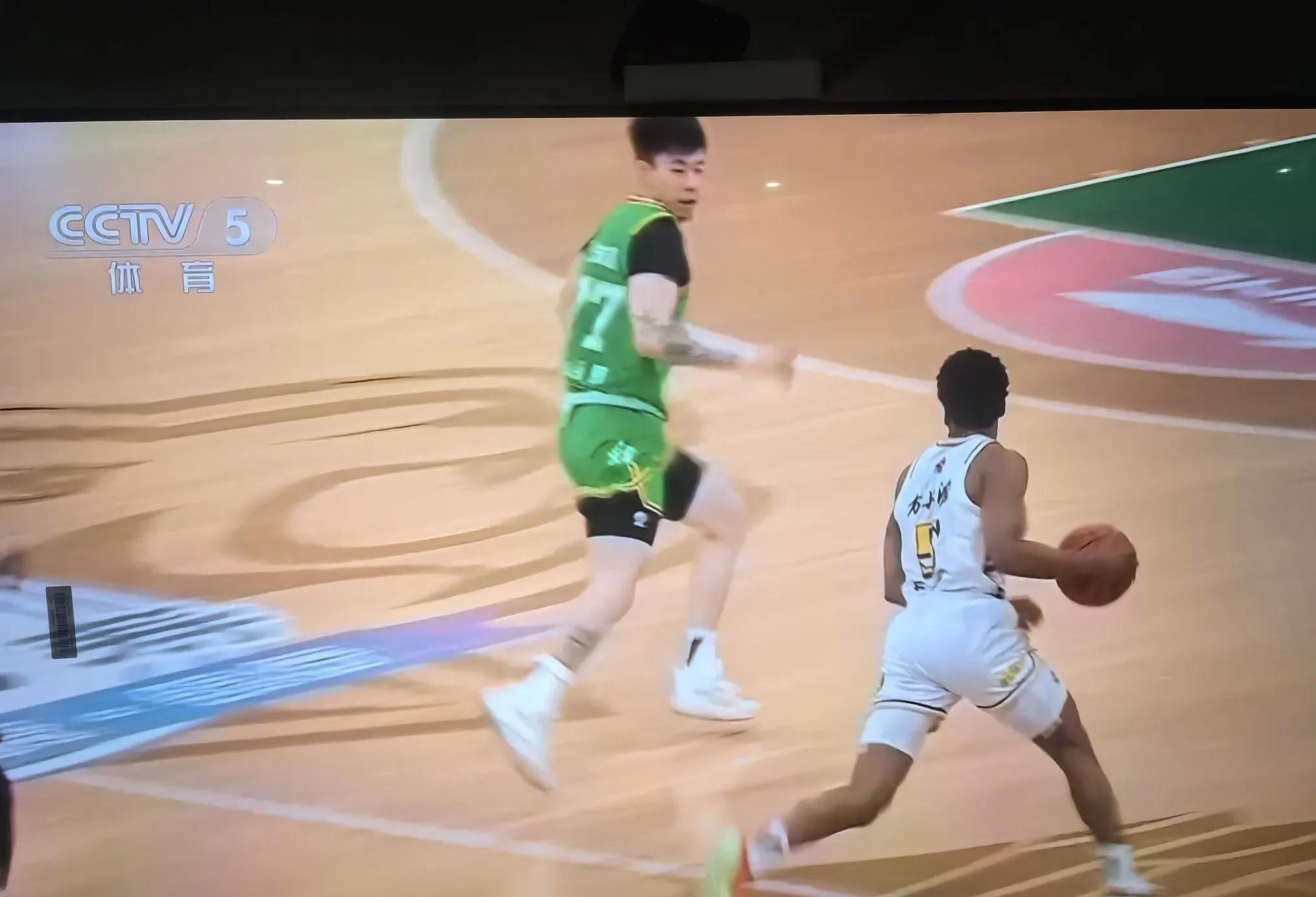 亚洲区篮球赛场上有激烈对抗，局面白热化的简单介绍