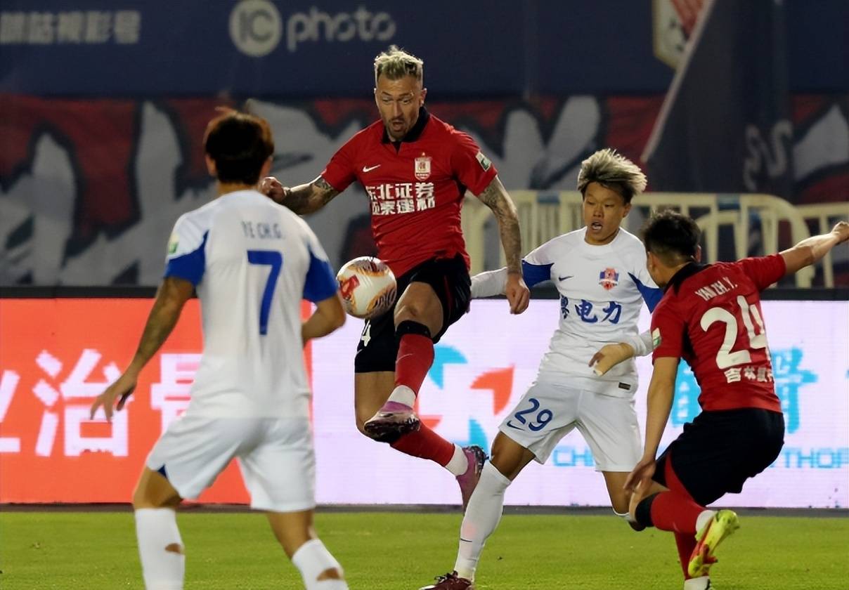 亚泰遭遇客场惨败,保级形势愈发严峻 亚泰遭遇客场惨败,保级形势愈发严峻