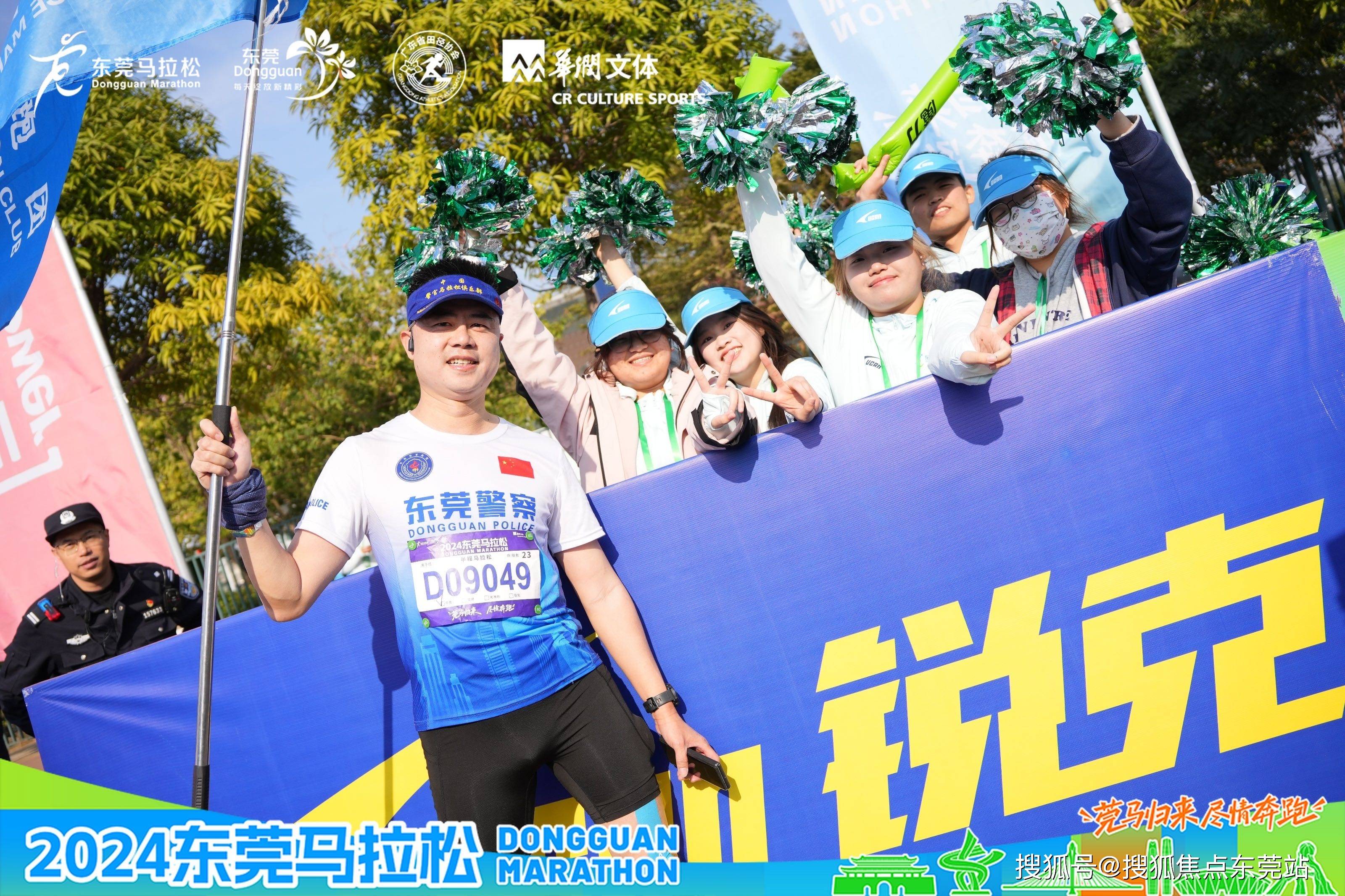 热情洋溢的比赛现场，球员们尽情奔跑拚搏的简单介绍