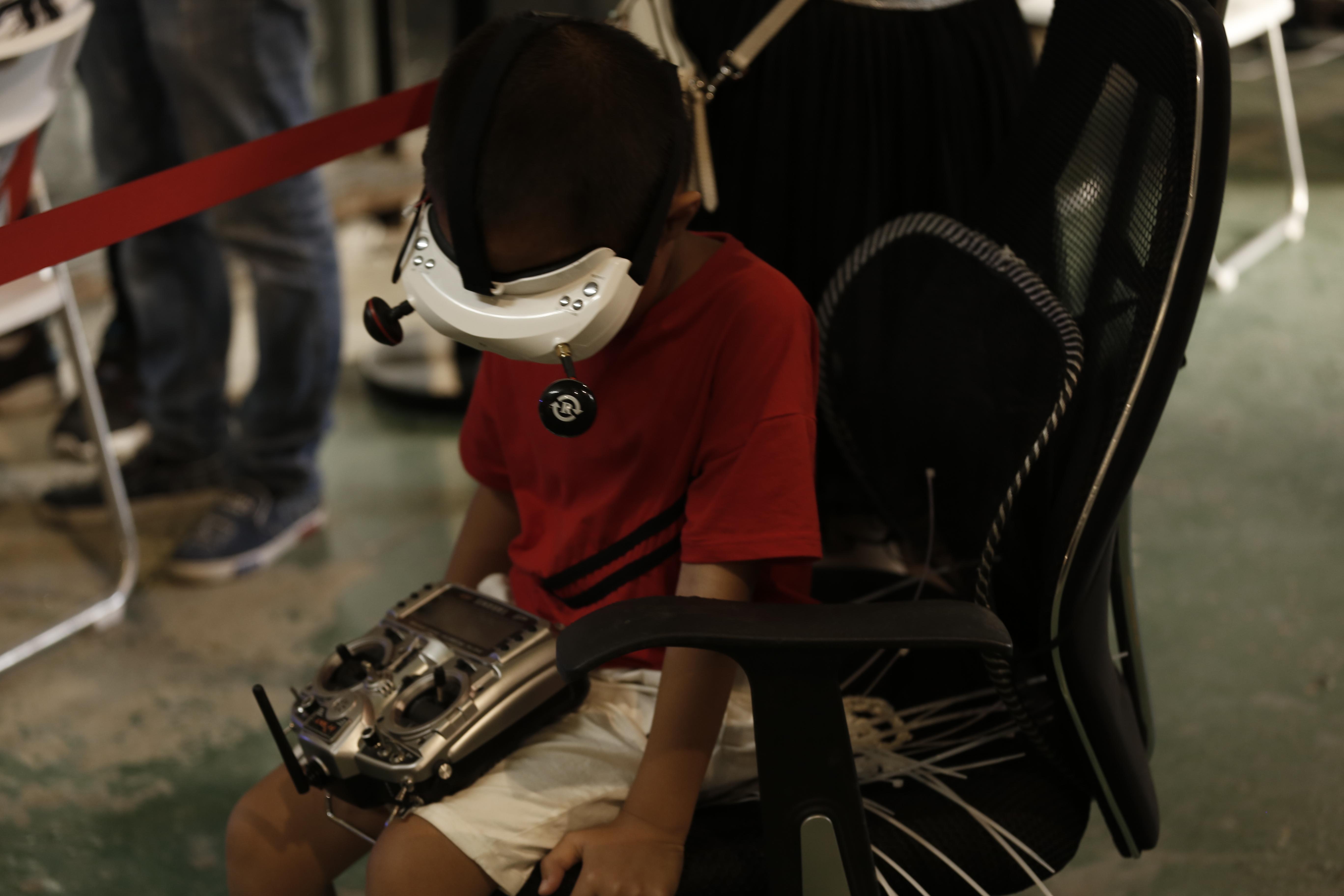 1xBit体育官网app-球队蓝领工作者在比赛中负重前行