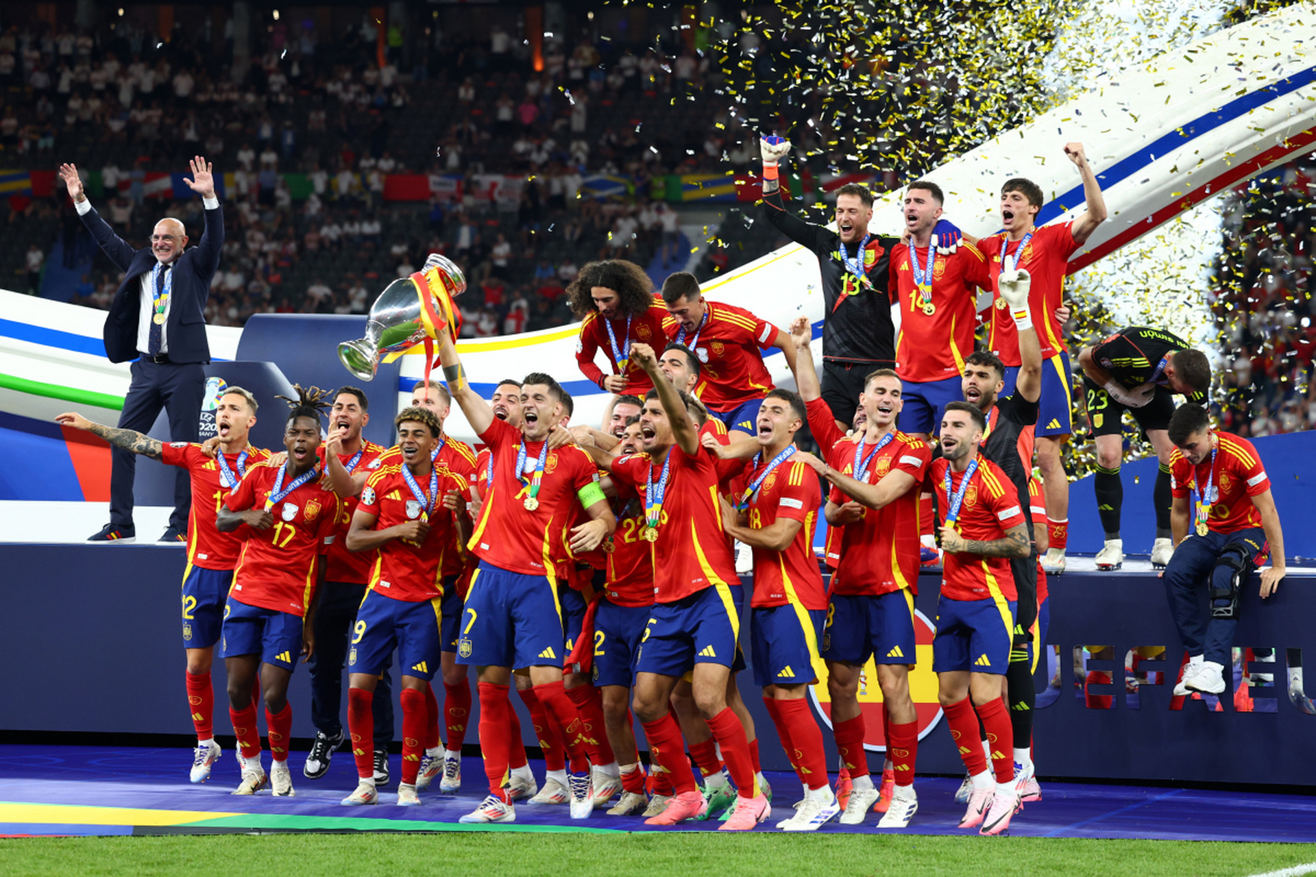 包含精彩的比赛在欧洲球场上演,紧张的局势引人注目的词条 包含精彩的比赛在欧洲球场上演,紧张的局势引人注目的词条