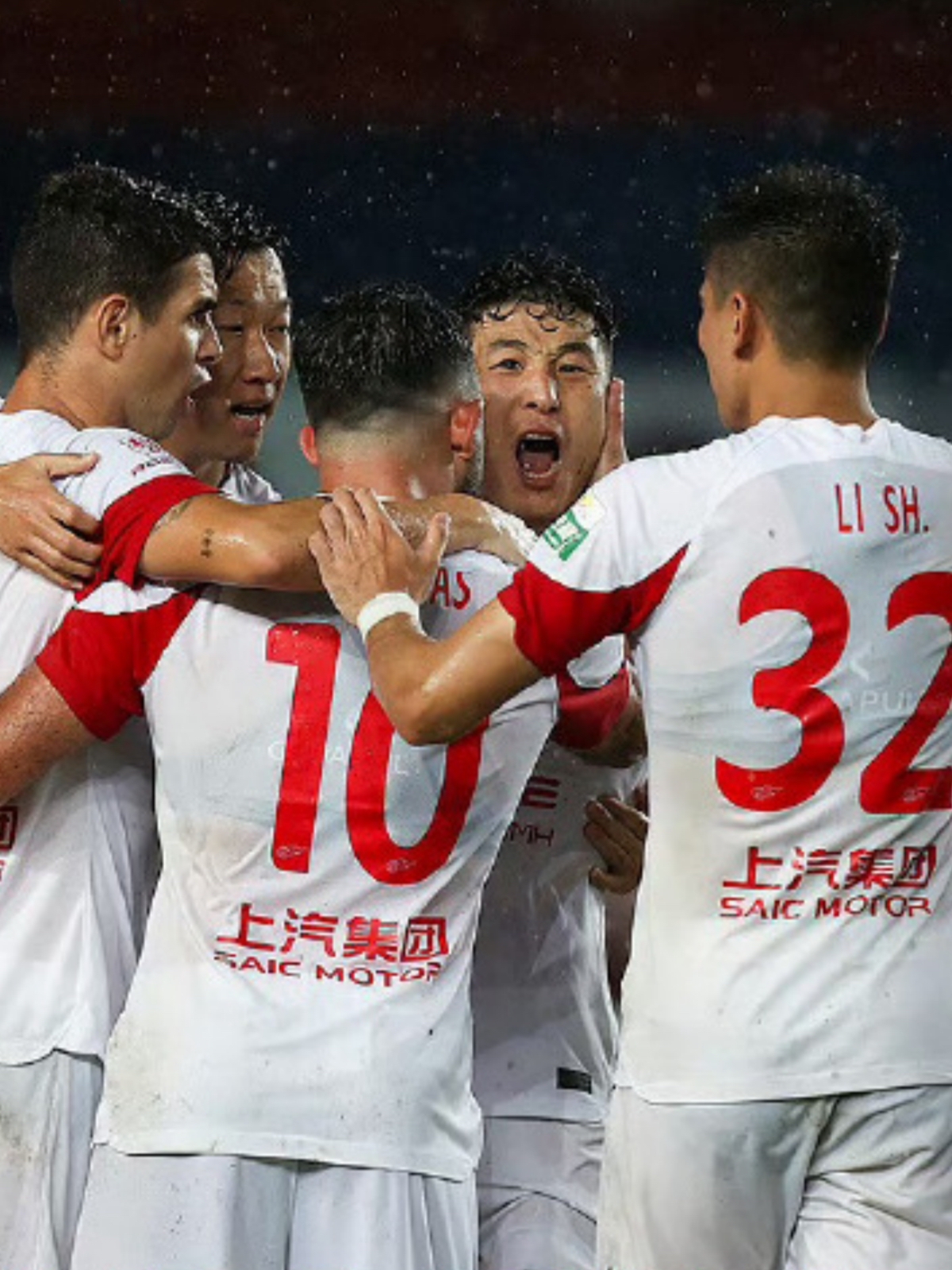 包含中超联赛豪取胜利，球队士气高昂取得连胜的词条