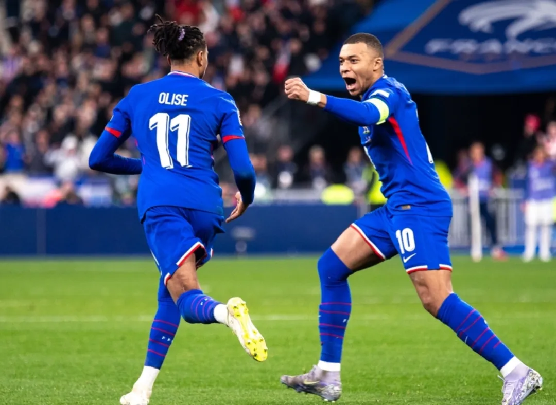 包含巴黎客场大败奥林匹亚科斯，小组第一无忧的词条