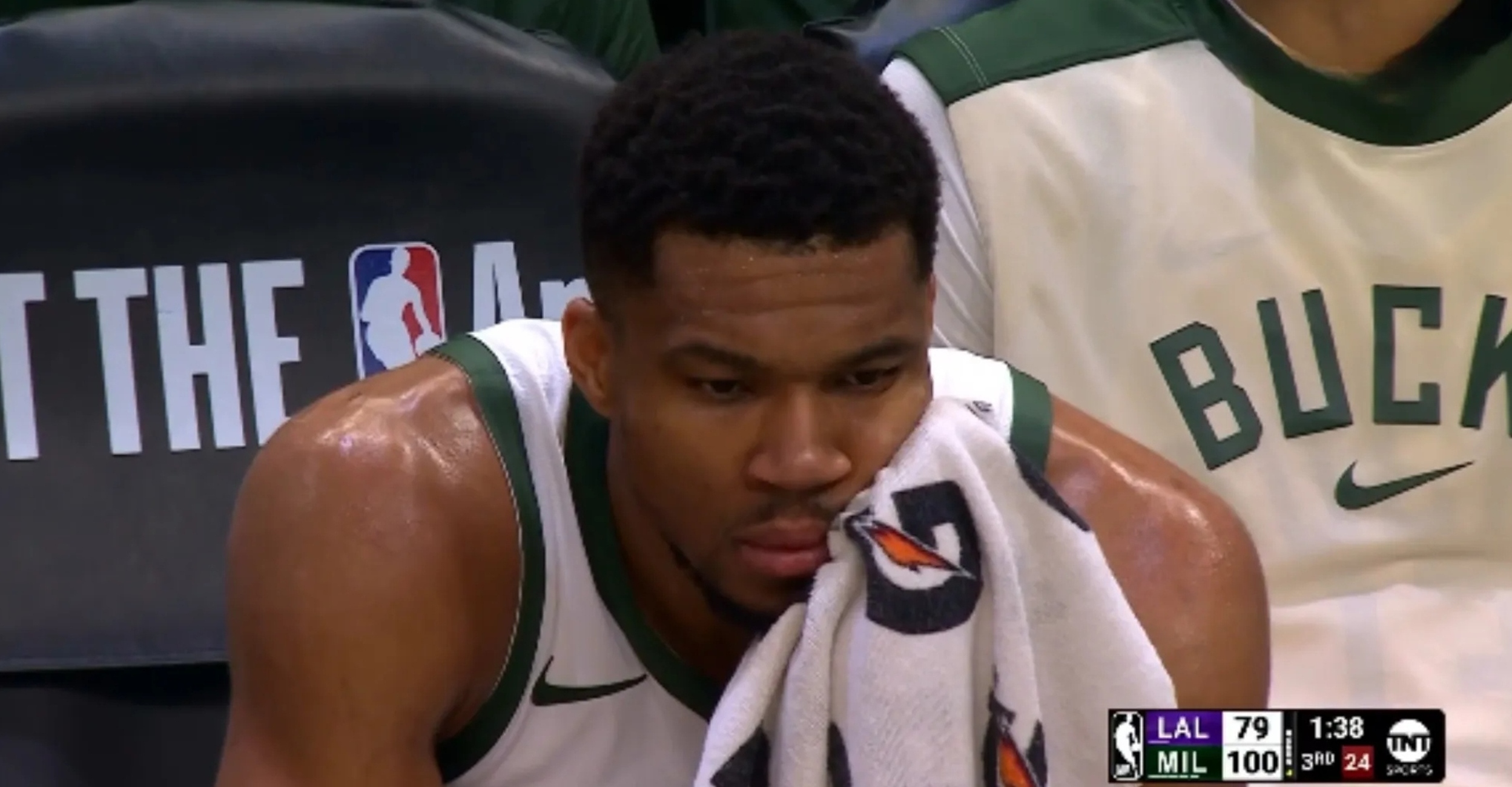 雄鹿胜出湖人，稳定全场比赛