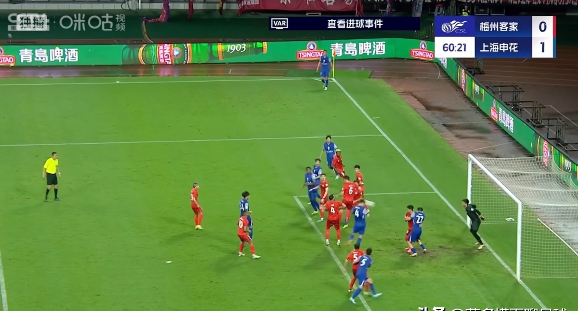 1xBit体育视频-关于球场惊现大乌龙，球员吐血截停比赛的信息